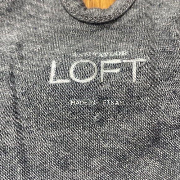 Loft dark gray sleeveless top ruffle neckline size s - Picture 6 of 8